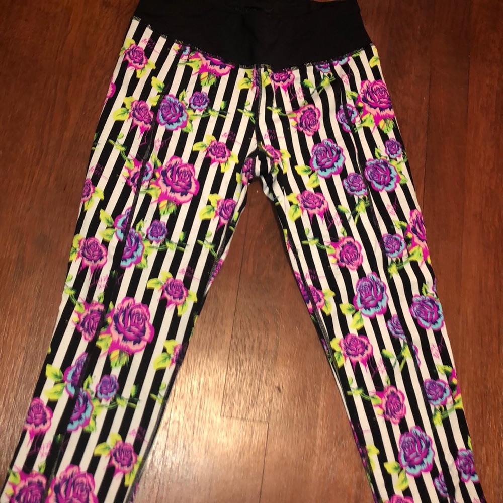 Capri Leggings with vibrant roses in design
